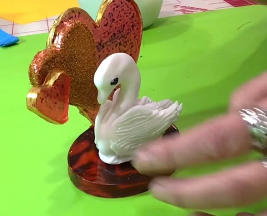 Finished isomalt swan glued onto the decorated heart-shaped base.