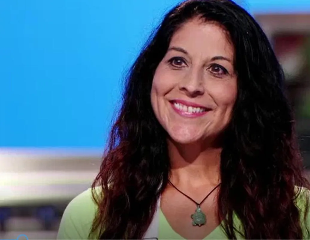 Kim Simons wearing a jade pendant on Cake Wars Christmas.